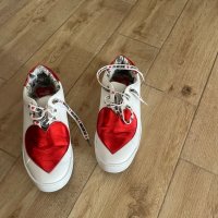 Love Moschino, Кожени спортни обувки със сърцевидна апликация, Бял/Червен, снимка 18 - Дамски ежедневни обувки - 34741732