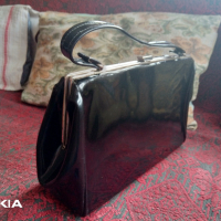 Продавам кожена дамска чанта (лакирана), снимка 3 - Чанти - 36377285