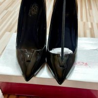 РАЗПРОДАЖБА-Уникални обувки-черен лак , снимка 2 - Дамски елегантни обувки - 32770257