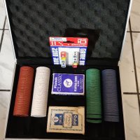Комплект за покер с метален куфар. , снимка 2 - Карти за игра - 37588653