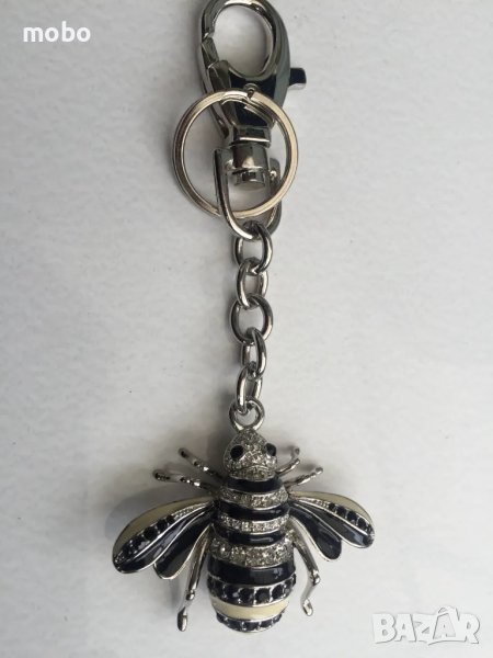 Луксозен ключодържател от метал  под форма на пчела, инкрустиран  с бели и черни камъни, снимка 1