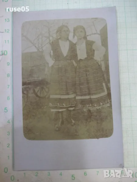 Снимка стара на две жени в носии пред каруца, снимка 1
