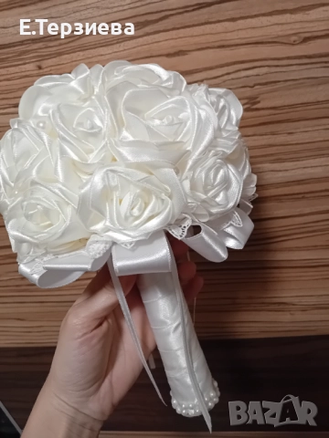 Булченски букет от бели сатенени рози, снимка 4 - Сватбени аксесоари - 52250374