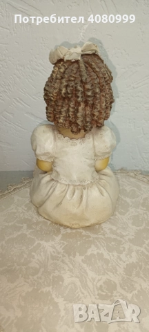 Фигурка "Къдраво момиченце с капела в скута", клей, мисля. , снимка 3 - Колекции - 51969110