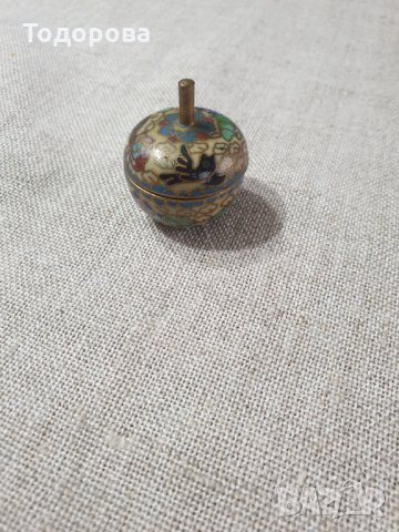 Старинна кръгла кутийка от бронз и цветен емайл