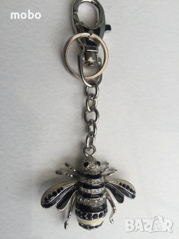 Луксозен ключодържател от метал  под форма на пчела, инкрустиран  с бели и черни камъни