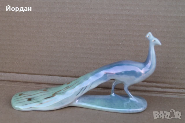 Българска порцеланова фигура ''паун''