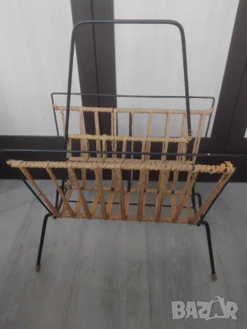 Стара метална поставка за вестници и списания