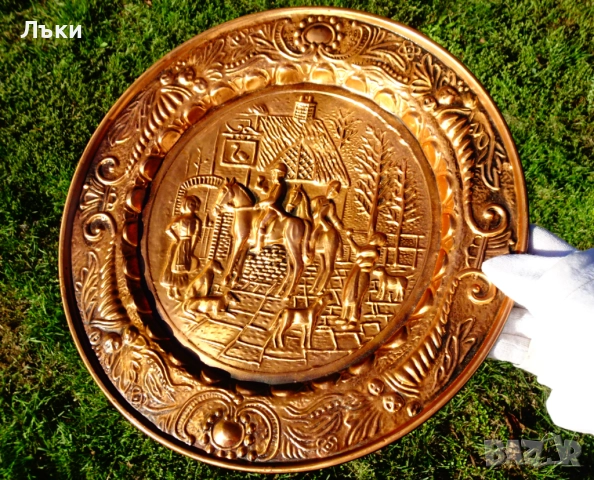 Медно пано,чиния с релефна ловна картина,ездачи,кучета. 