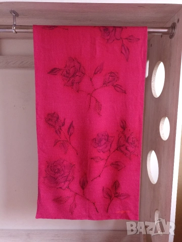 Дамски шал Emanuel Ungaro, снимка 2 - Шалове - 53231099