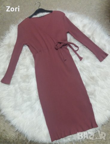 Рокля от еластично трико в цвят брик с деколте тип "прегърни ме"