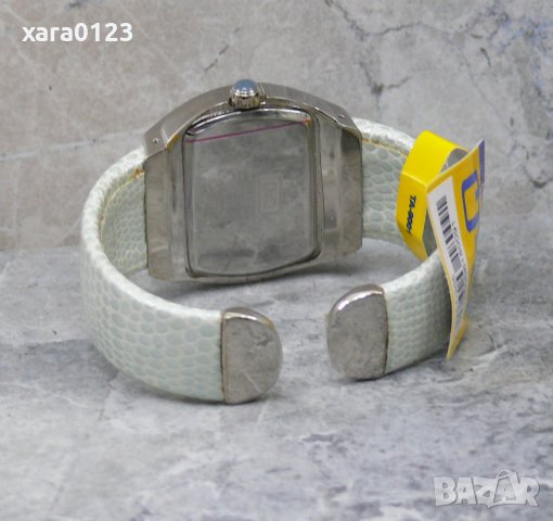 Дамски часовник гривна Q&Q G261-205, снимка 4 - Дамски - 29036016