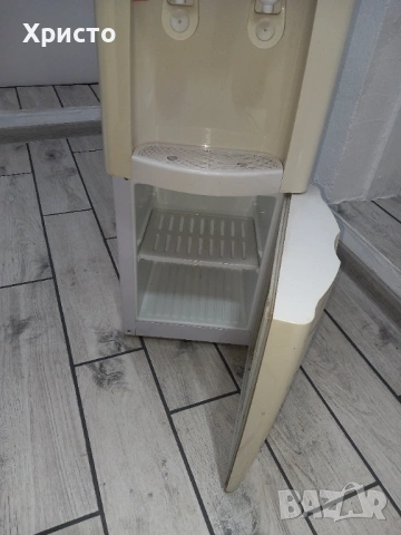 Диспенсър за вода със стерилизатор, снимка 3 - Стерилизатори - 53431171