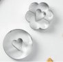 2 бр големи метални резци кръг цвете  с дупка форми за сладки тесто фондан линцери линцер резец , снимка 1 - Форми - 39772166