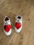 Love Moschino, Кожени спортни обувки със сърцевидна апликация, Бял/Червен, снимка 18