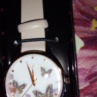 Продавам нов дамски  часовник  на Avon, снимка 1 - Дамски - 38192370