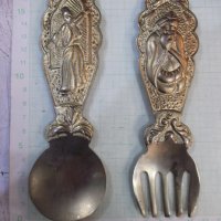 Комплект лъжица и вилица от бронз с релефни фигури, снимка 1 - Други ценни предмети - 43009365