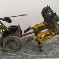 Голяма статуя на гладиатор в колесница с коне, снимка 1 - Антикварни и старинни предмети - 43830344