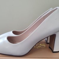 Дамски обувки в бял цвят, снимка 2 - Дамски ежедневни обувки - 38489861