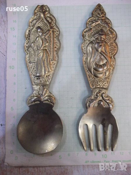 Комплект лъжица и вилица от бронз с релефни фигури, снимка 1
