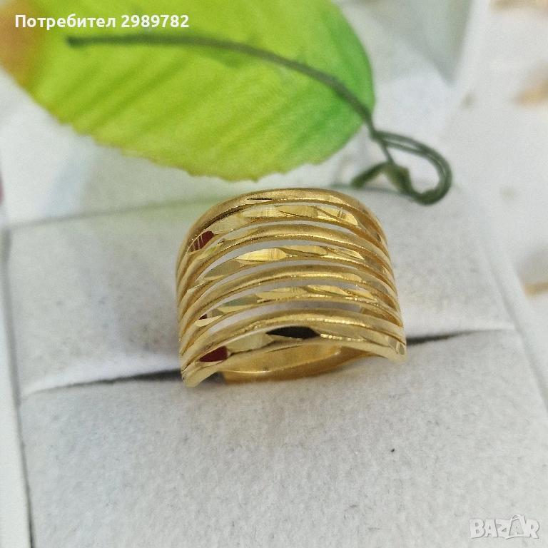 Класически дамски пръстен с овална форма и гравирани детайли., снимка 1