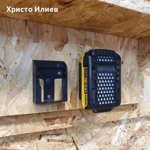 DeWalt Девалт Държач Стойка за Стена за Акумулаторна Батерия 18V 6бр, снимка 7 - Други инструменти - 47339401