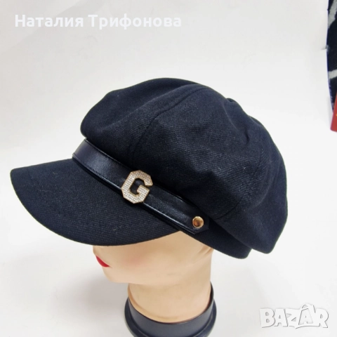 Елегантна дамска шапка тип фуражка с декоративна лента и метално лого, снимка 3 - Шапки - 52665597