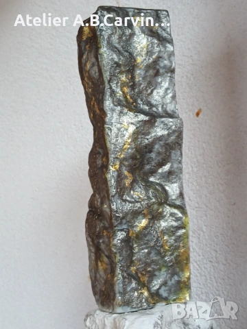 Ръчно изработена свещ с уникална скална текстура и златни детайли. Модерен акцент за вашия дом