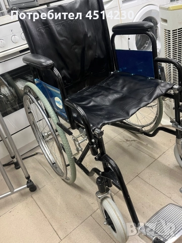 Чисто нова инвалидна количка с подлакътници и поставки за крака