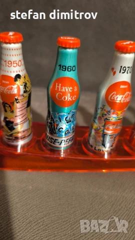 Coca Cola 100 години комплект бутилки, 10 мини алуминиеви бутилки с поставка, снимка 18 - Колекции - 51381111