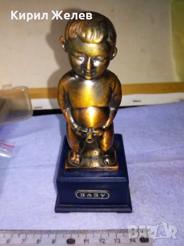 СУВЕНИРНА ФИГУРАЛНА КОЛЕКЦИОНЕРСКА ПЛАСТМАСОВА ГАЗОВА НАСТОЛНА ЗАПАЛКА ПИКАЕЩО МОМЧЕНЦЕ БЕЛГИЯ 41351