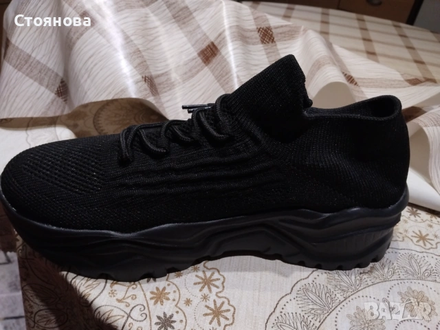 Продавам черни спортни маратонки с връзки, размер 44. Обувките са нови. 