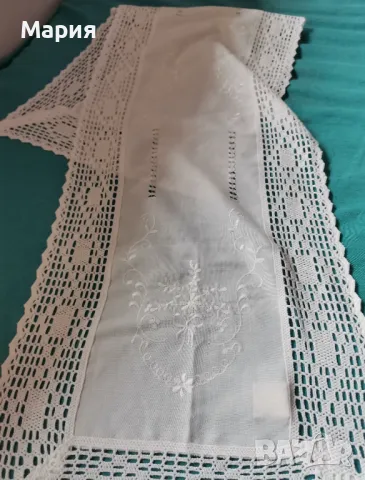 Тишлайфер за маса с бродирани флорални елементи и дантела на една кука , снимка 2 - Покривки за маси - 48237950