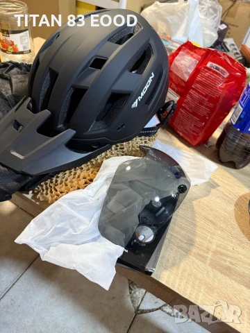 MOON LED велосипедна каска със слънчев визьор, снимка 5 - Аксесоари за велосипеди - 50686211