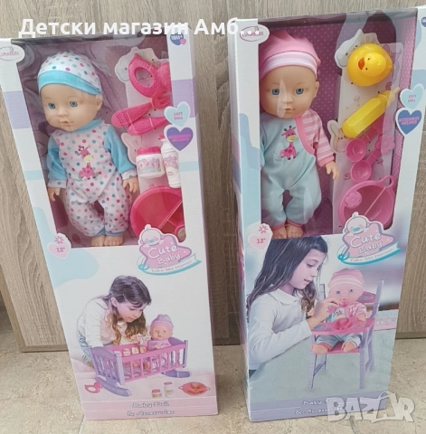 Бебе със столче за хранене