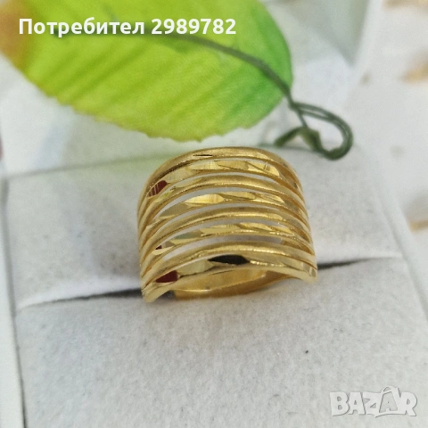 Класически дамски пръстен с овална форма и гравирани детайли.