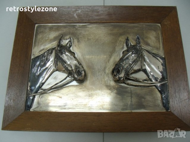 № 5503 старо метално барелефно пано с дървена рамка  - НВ  - метал / дърво  -, снимка 6 - Други ценни предмети - 33665322