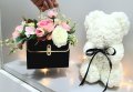 Луксозна чантичка със златисти елементи и цветя