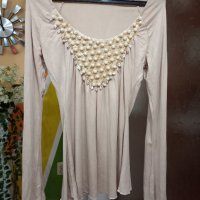 Бежова блуза с дълъг ръкав с декорация от перли и рапанчета, снимка 1 - Блузи с дълъг ръкав и пуловери - 40662848