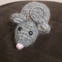 Ръчно плетена мишка Реми, амигуруми играчка, снимка 10 - Плюшени играчки - 27669116