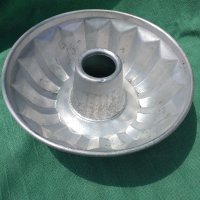 Стара алуминиева форма за кекс БДС, снимка 1 - Съдове за готвене - 33071948