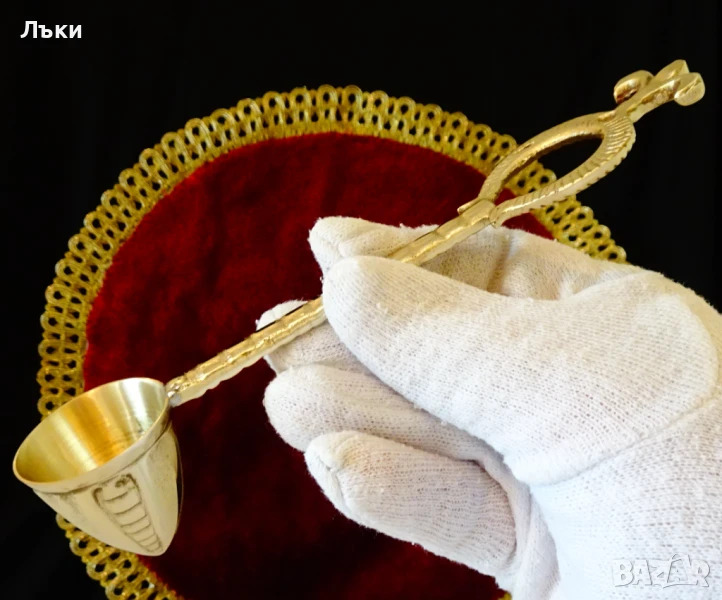 Бронзов гасител за свещи,бурбонска лилия,барок. , снимка 1