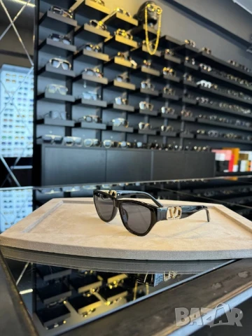 очила с черен обикновен калъф и ув защита valentino garavani , снимка 2 - Слънчеви и диоптрични очила - 51393982