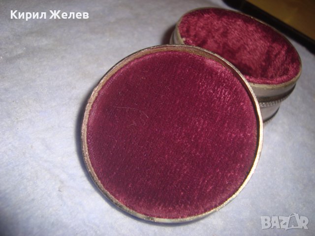 СТАРА ПОСРЕБРЕНА ОРНАМЕНТИРАНА КРЪГЛА КУТИЙКА за БИЖУТА с ПЛЮШЕНА ДРАПЕРИЯ 32220, снимка 5 - Антикварни и старинни предмети - 38258863