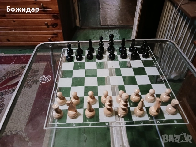 Шах. Маса с стъклен плот и дървени фигурки., снимка 2 - Декорация за дома - 51437921