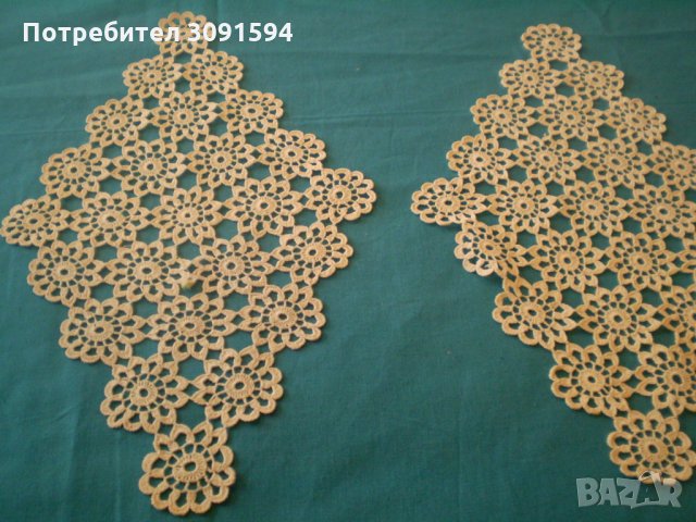 Две  малки плетени на една кука  покривки