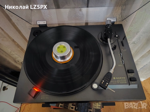 Продавам полуавтоматичен грамофон Sanyo TP-1020UM