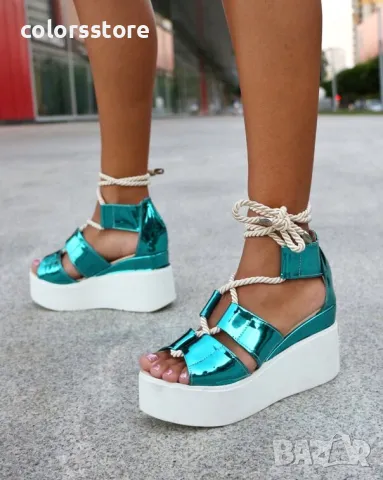Сандали на платформа - зелено преливащо лак - 311