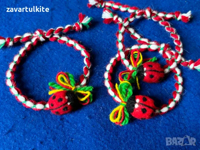 Вълнени мартеници за ръка с калинка, направена с плъстене, снимка 2 - Български сувенири - 48696014