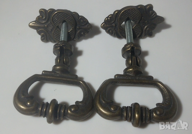 Лот две ретро дръжки от шкафчета; може би са месинг, но не съм сигурен